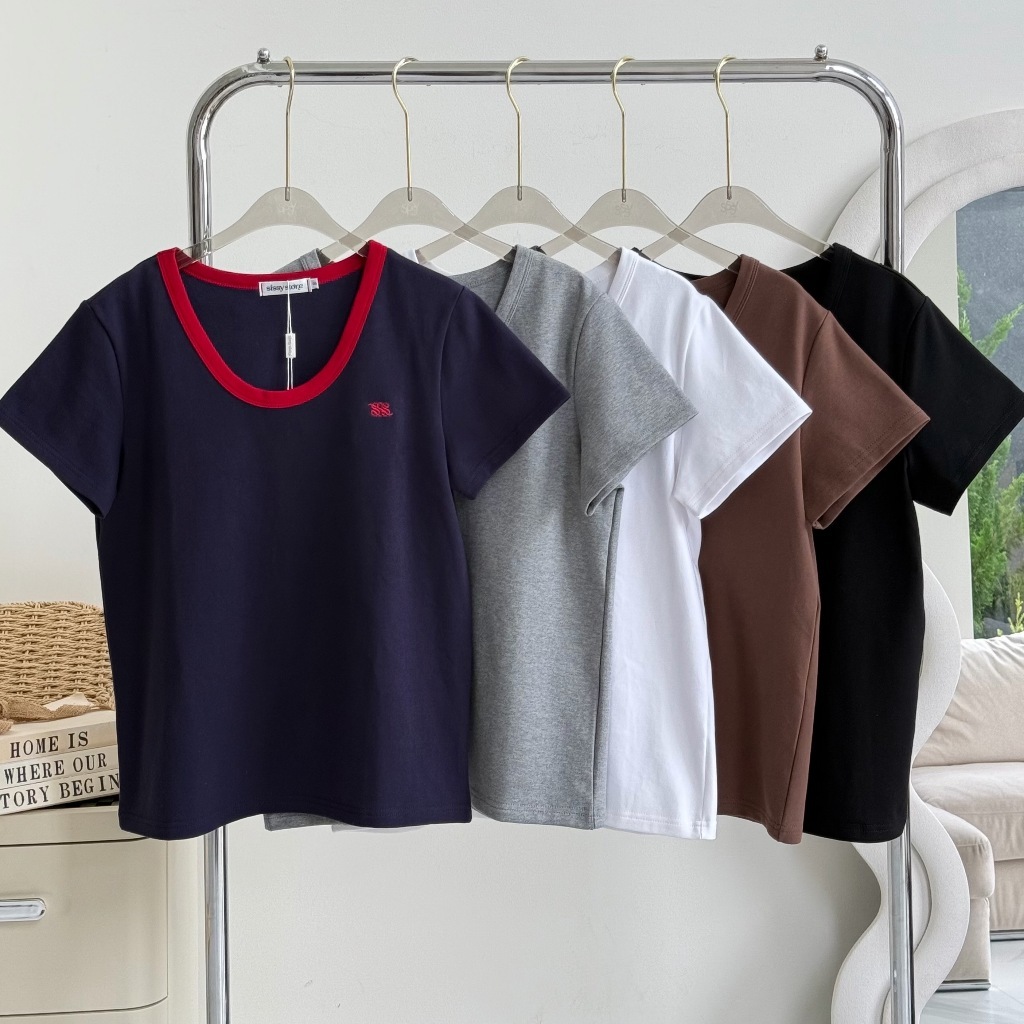 SISSY : เสื้อยืดแขนสั้นคอยู (S-XL) ปักโลโก้ ผ้านุ่มยืด ใส่สบาย อยู่ทรงสวย