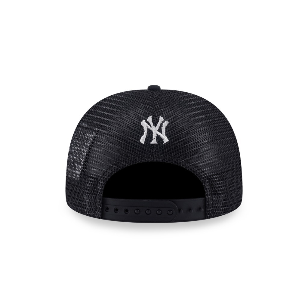 New Era قبعة تراكر 9Forty ‏New York Yankees — أسود — صورة 3