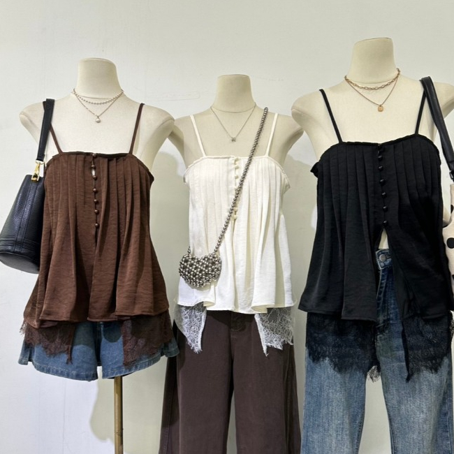 M2053 เสื้อสายเดี่ยวผ้าพลิ้วซาติน ดีเทลจับจีบหน้าอก + กระดุมหน้า ชายลูกไม้เพิ่มความละมุน
