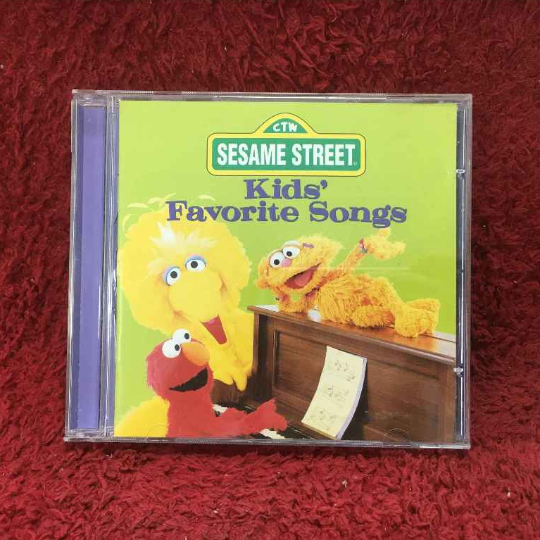 CD Kids Favorite Songs by Sesame Street:  สภาพตามรูปปก ZIN4-29