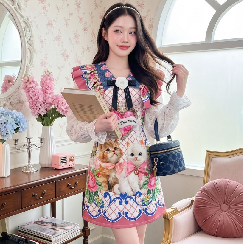 (Limited มีถึง3XL) สีชมพู So Sassy Dress เดรสวินเทจผ้าไหมเกาหลีพิมพ์ลาย แขนลูกไม้นิ่มปลายสม็อค แต่งปกระบาย ซิปหลัง