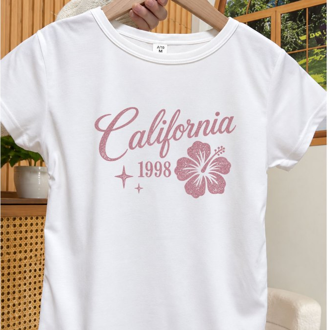 (พร้อมส่ง24ชม.) UIMI เสื้อยืดผู้หญิง Baby Tee ทรงเข้ารูป ลาย California ดอกชบา สไตล์เกาหลี ใส่ได้ทุกวัน