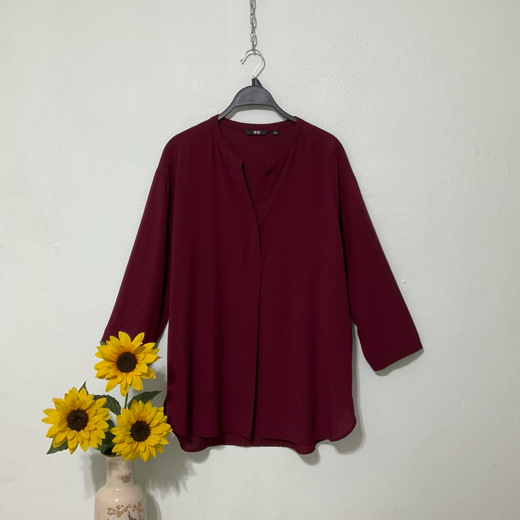 ST175 เสื้อเชิ้ต คอสกิปเปอร์ ผ้าเรยอน Uniqlo สีแดงไวน์ ไซส์ L อกผ้า39“ สวยมาก
