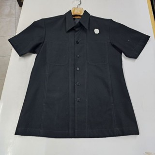 เสื้อซาฟารีสีดำ. ปักตราอาชีวะ รึกระป๋า เรียบได้  ทั้งชายและห…