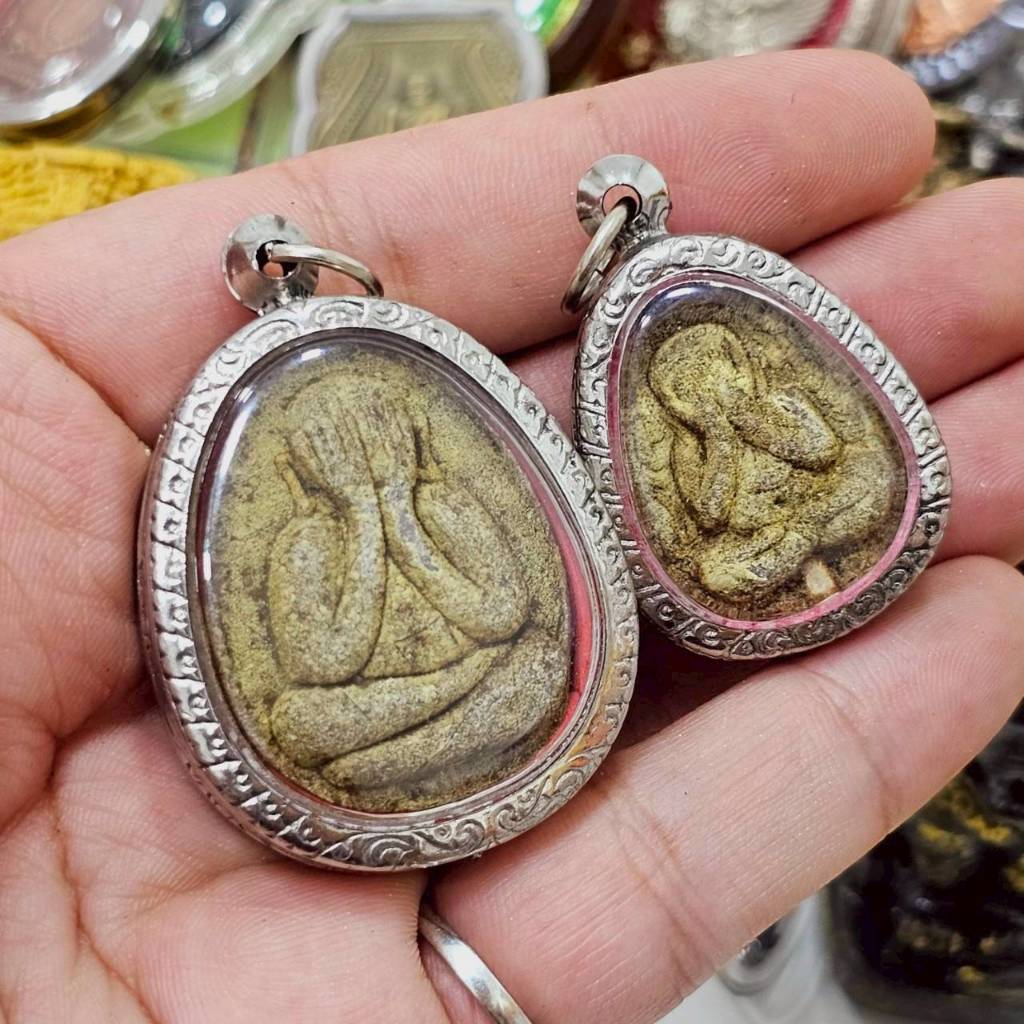 พระปิดตาเนื้อผงใบลานเก่า หลวงปู่โต๊ะ วัดประดู่ฉิมพลี เลี่ยมกรอบเลสอย่างดี มีทั้งพิมพ์เล็กและพิมพ์ใหญ่