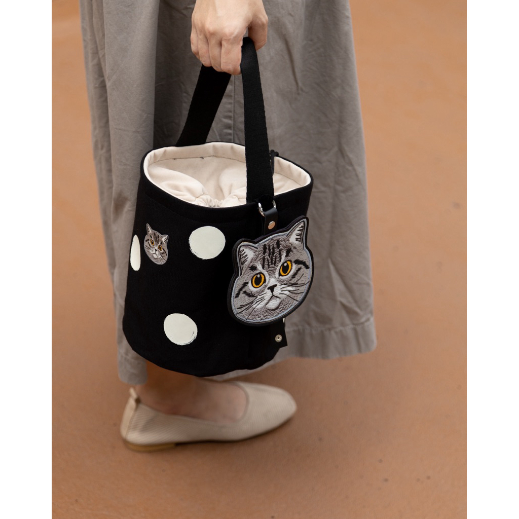 กระเป๋า Bucket ผ้าแคนวาสสีดำ ลายจุดขาว พร้อมป้ายห้อยแมวสีเทา