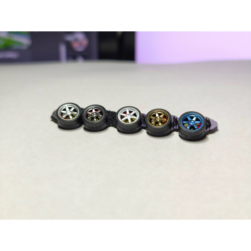 ล้อเรซิ่น  ขนาด 10.2 mm. สเกล 1:64 ล้อแปะ ไม่มีแกน หมุนไม่ได้