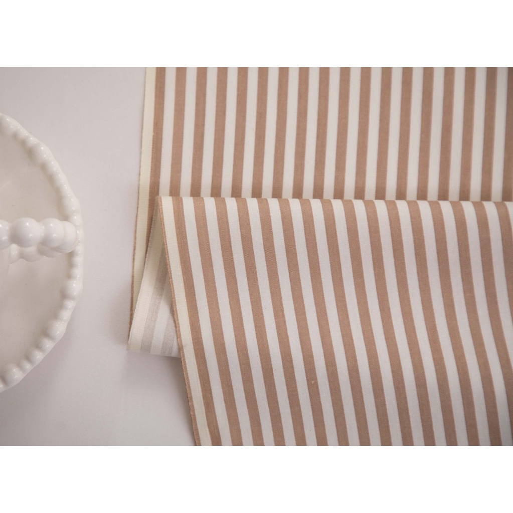 ผ้าคอตตอน 100% ทอทวิล ผ้าเมตร พิมพ์ลายดอกไม้กับผีเสื้อ หน้ากว้าง 1.6 เมตร