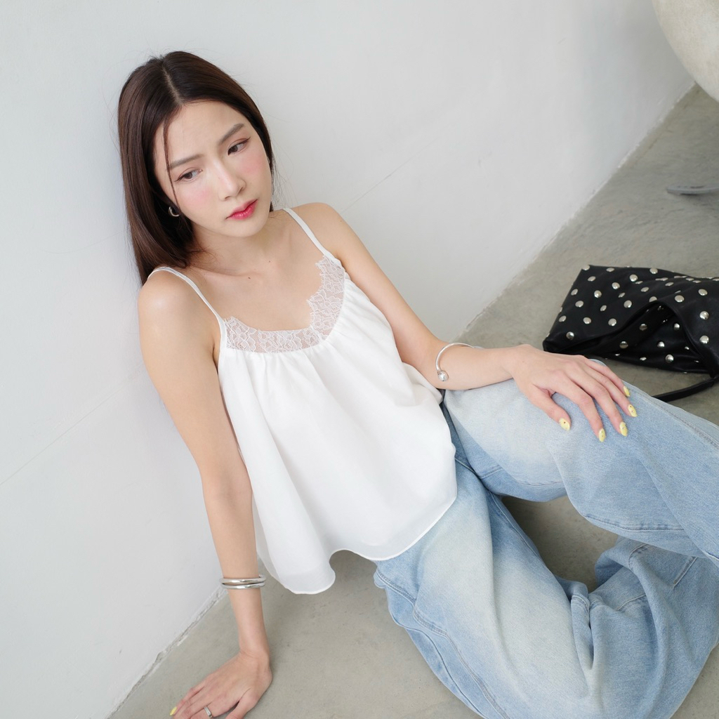 AMUSE BKK Sherlyn Lace Top เสื้อสายเดี่ยวระบาย แต่งลูกไม้ ปลายระบาย พร้อมซับใน คอตตอนใส่สบาย (สี White/Black)
