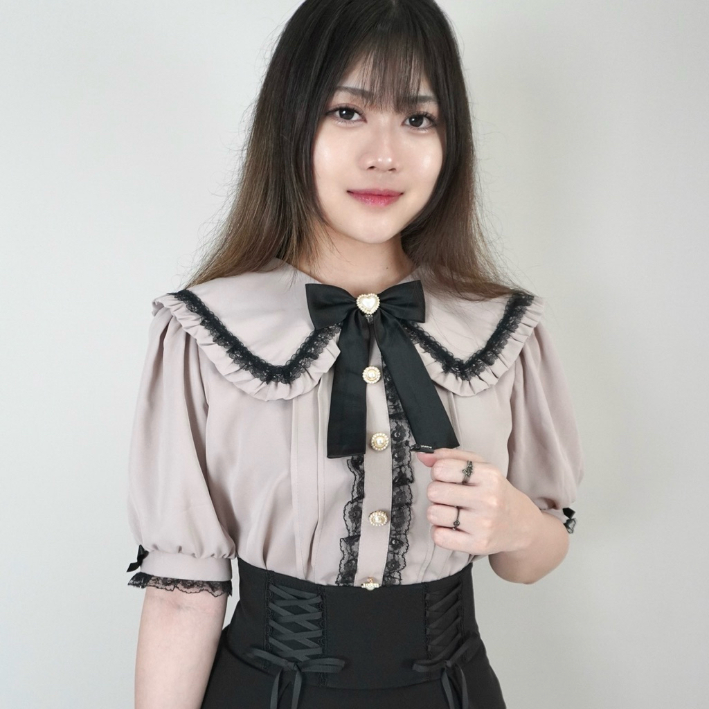 Rozalin Lace Petal Blouse เสื้อเบลาส์แขนสั้นตกแต่งลูกไม้พร้อมโบว์เข็มกลัด
