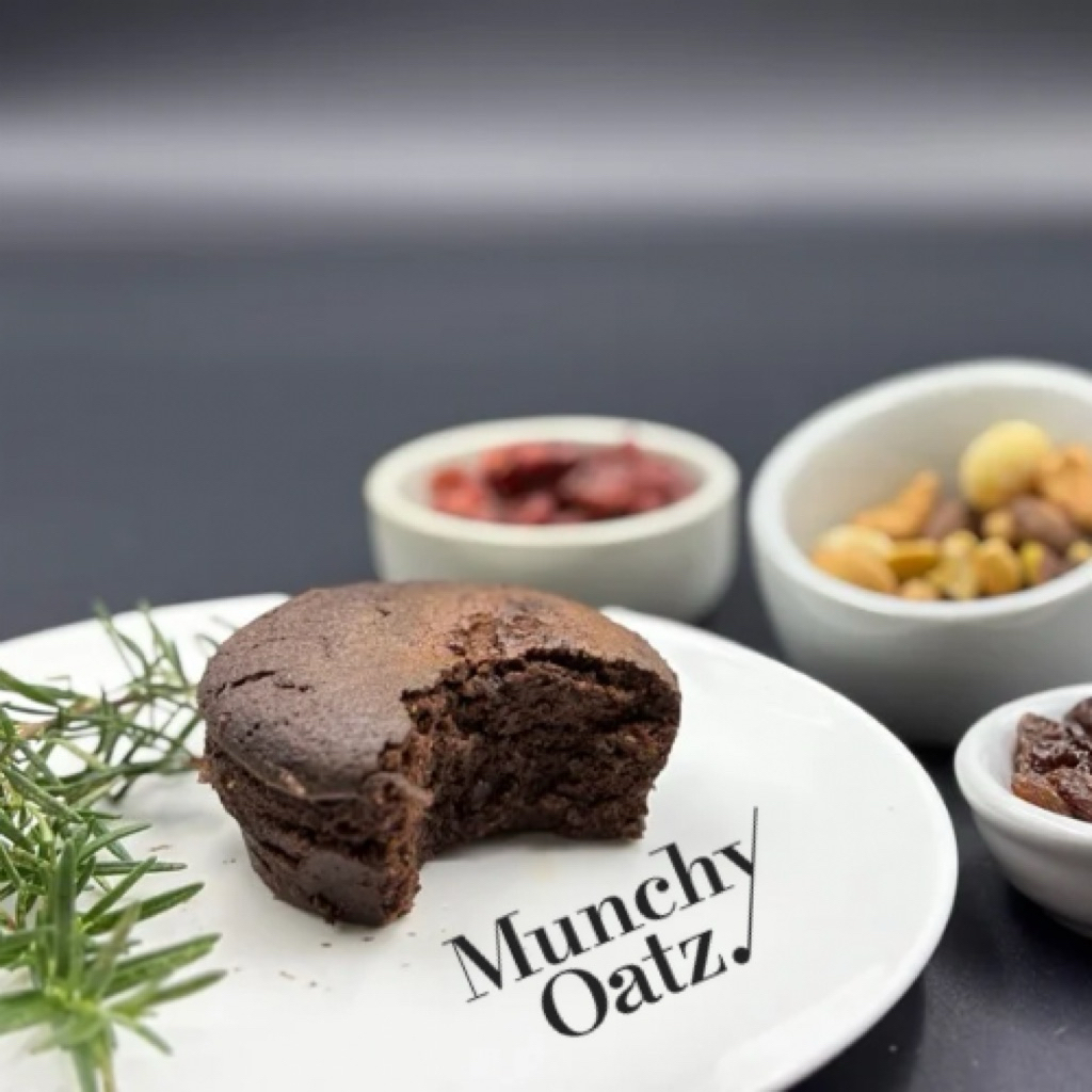 MunchyOatzผงบราวนี่เวย์ไอโซเลต ไม่มีแป้ง ไม่ใส่น้ำตาลทราย อบ 2  นาทีในไมโครเวฟ ( 1 กล่อง บรรจุ 2 ถ้วย )    . .