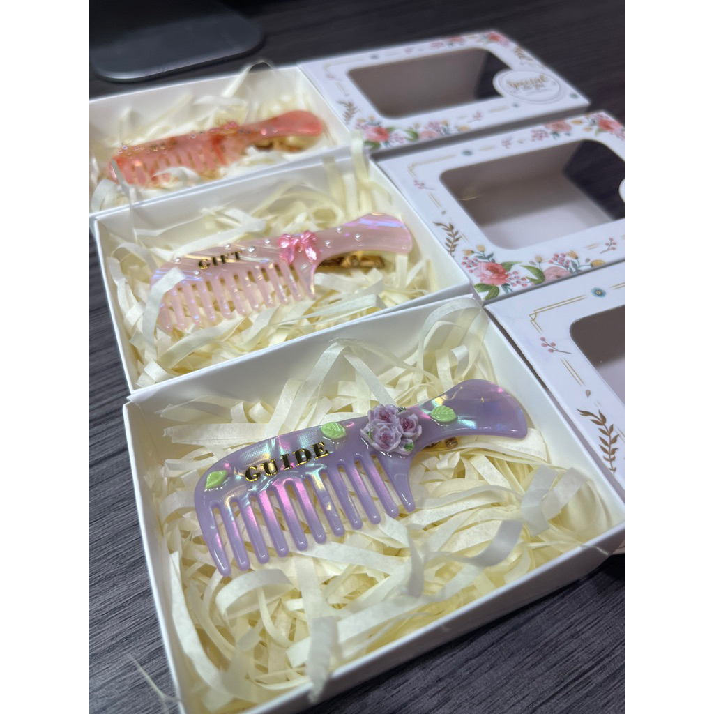 ✨กิ๊บรูปหวี ไม่ใช่หวีนะคะ✨(( กิ๊บติดชื่อ+ตกแต่ง+ฟรี🎁)) ขนาด 6.5 cm. 1 ออเดอร์ / 1 ชิ้น