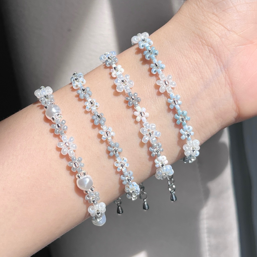สร้อยข้อมือลูกปัดดอกไม้ โทนสีเทาขาว🩶🤍 ลูกปัดญี่ปุ่น handmade