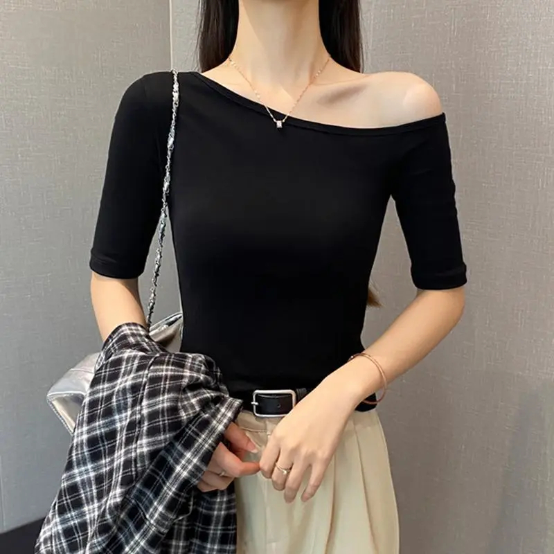 เสื้อยืดผู้หญิงเปิดไหล่ แขนห้าส่วน ทรงเข้ารูป แขนกลาง ช่วยพรางหุ่น คอปาดเอียง เกาหลี ใส่เดี่ยวหรือเป็นอินเนอร์