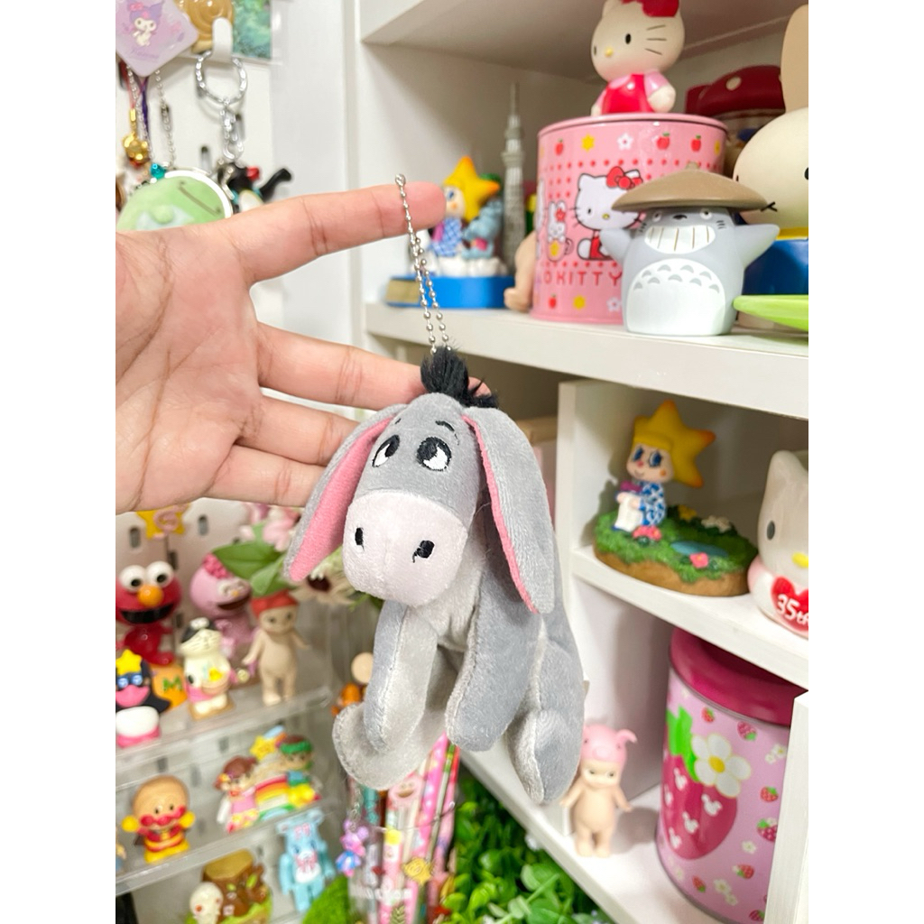 พวงกุญแจตุ๊กตา Eeyore จากเรื่อง Winnie The Pooh ป้าย Disney งานลิขสิทธิ์แท้🇯🇵