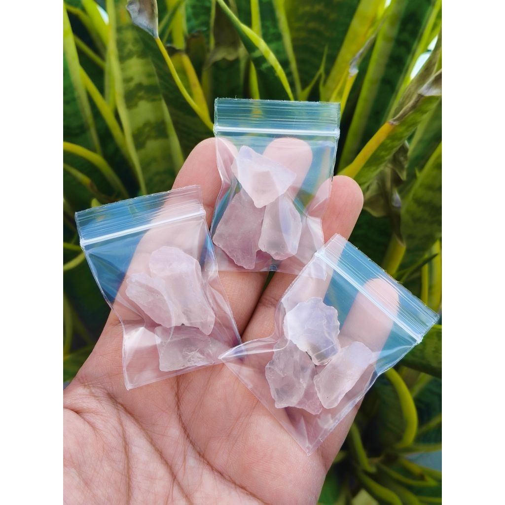 🌸 โรสควอตซ์ ก้อนดิบ สีชมพูสวย ถุงจิ๋ว ถุงละ 3 ชิ้น ( เลือกแบบสุ่มเเรนด้อม ) 🌟 ราคาน่ารักๆ