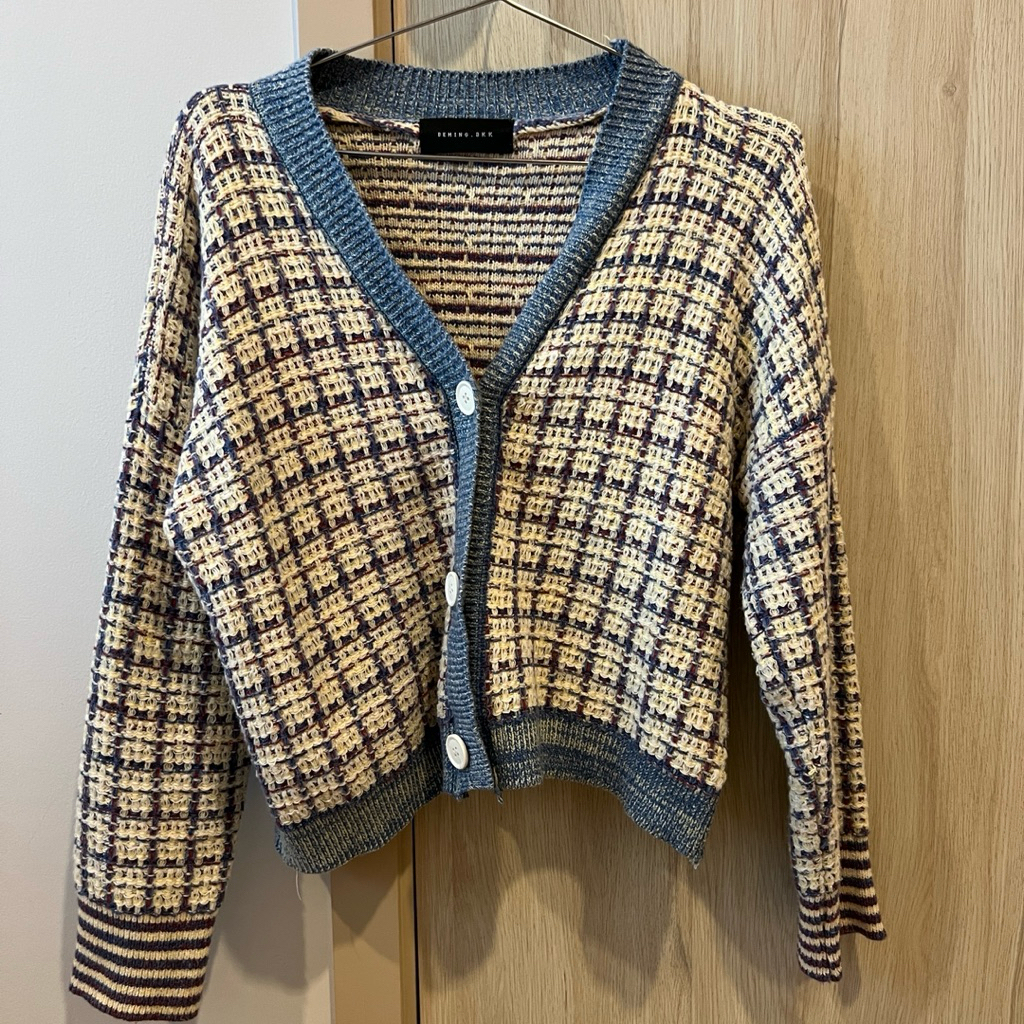 ส่งต่อ❗️เสื้อคาร์ดิแกนไหมพรม ทอลายสีฟ้า-ครีม แบรนด์ Beming.bkk