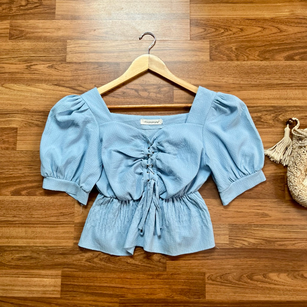 เสื้อครอปสีฟ้าคอเหลี่ยม อกหน้าผ้า34“ ยาว18” (K113)