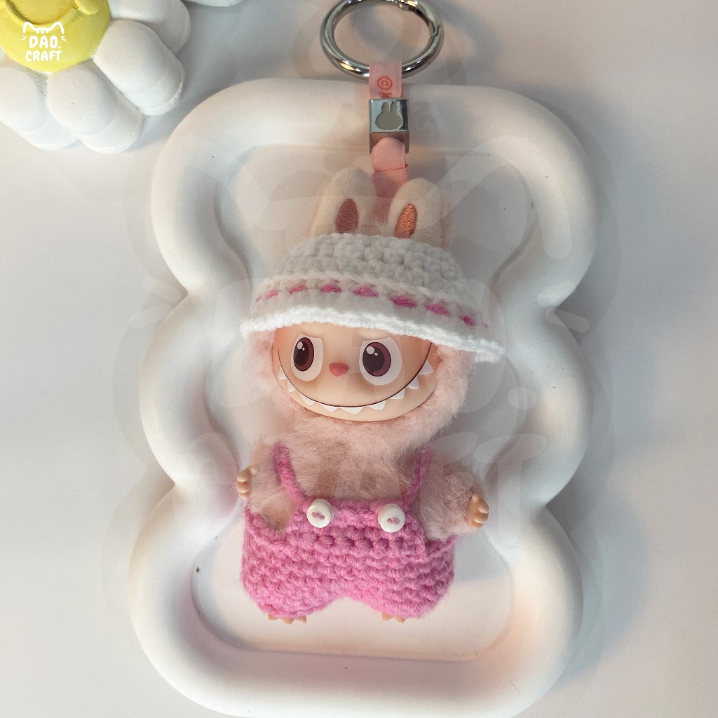 Dao.Craft - (พร้อมส่งจากไทย) ชุดเอี๊ยม + หมวก ลาบูบู้ V4 ชุดถักโครเชต์ Handmade