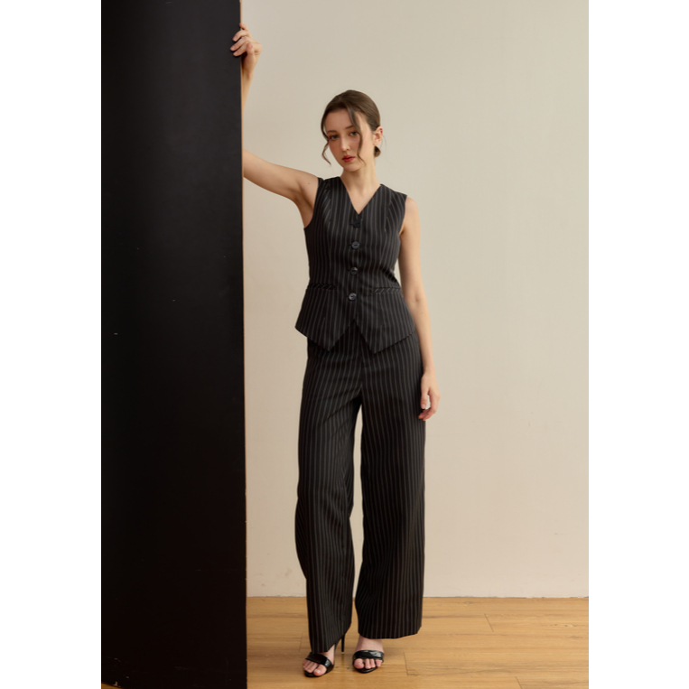 kade.bkk | เสื้อกั๊ก รุ่น  Stripe curve vest เสื้อกั๊กแขนกุด ลายทาง (KAD62)