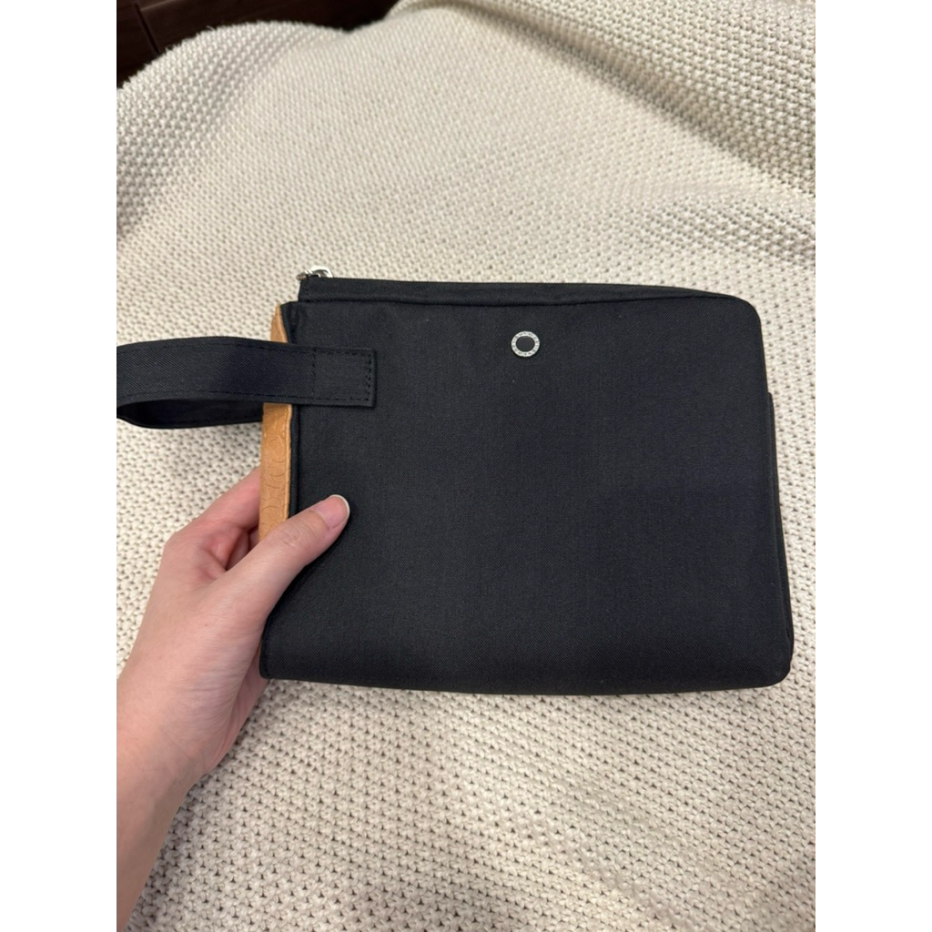 กระเป๋า Bvlgari สีดำ ใบใหญ่ มีซิป ช่องแยก เป็น Amenity kit ของ Emirates Airways Business class