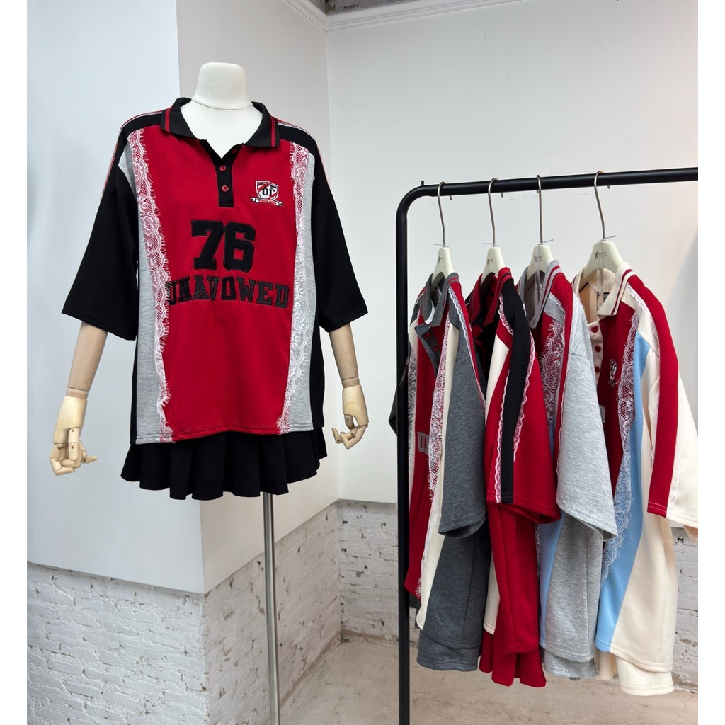 เสื้อแขนสั้นปกโปโล แต่งลูกไม้ เข้าคู่ กระโปรงสั้นจีบ – โปรปัง