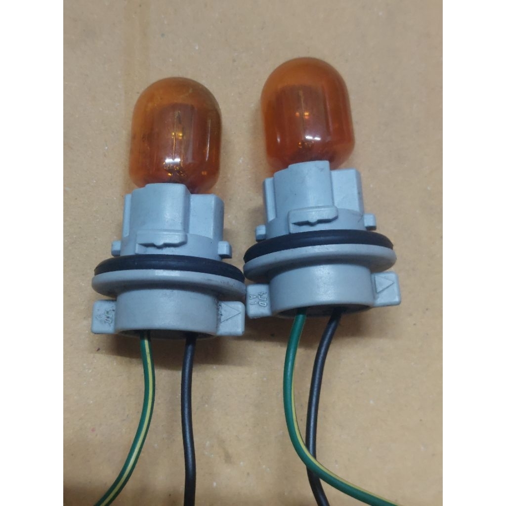 ขั่วไฟเลี้ยว HONDA พร้อมหลอดT20   4เขี้ยวล็อค  มีหลอดให้ครบราคาต่อ2ชุด มือ2ญี่ปุ่น