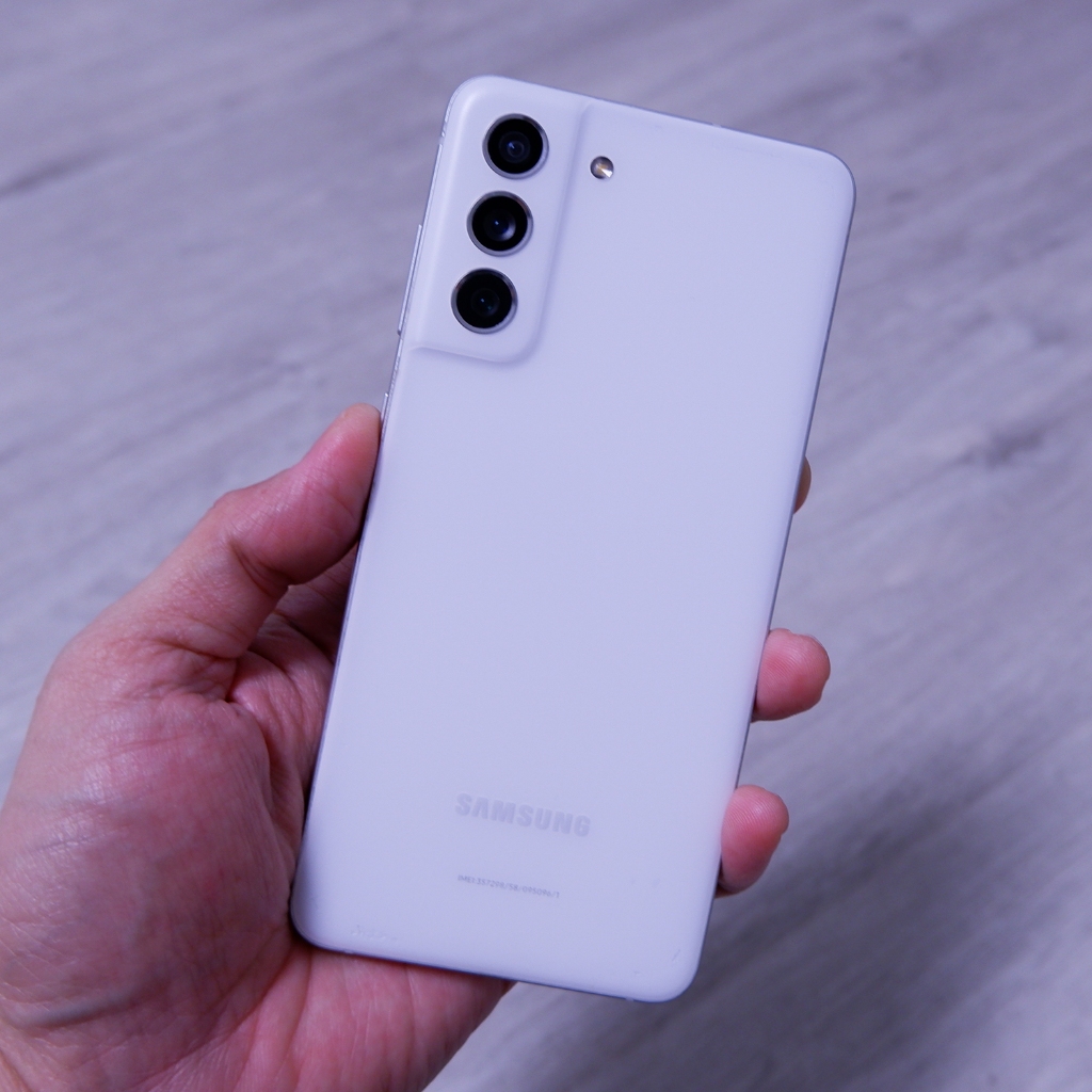 samsung S21 FE (128GB) เครื่องแท้ศูนย์ไทย มือสอง สีขาว