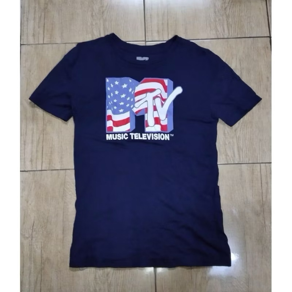 เสื้อยืดมือสอง ลาย M TV สี navy ไซส์ M สภาพดี รอบอก 36นิ้ว / ความยาว 29นิ้ว สินค้าจากกระสอบอเมริกา