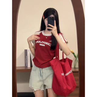 cherryshop พร้อมส่ง เสื้อยืดแขนสั้นแฟชั่นวินเทจสำหรับผู้หญิง ดีไซน์จีบด้านข้าง ลายตัวอักษร แผงสั้น หวานและน่ารัก