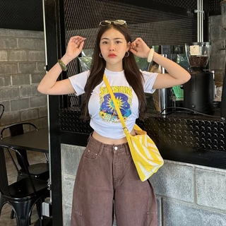 🌈SpinnyHouse🌈เสื้อยืด ทรงเข้ารูป สกรีนลายแน่นๆเท่ๆ ใส่แล้วดูผอม เสื้อเอวคอด ผ้าร่องยืดรุ่น แครอท พระอาทิตย์เหลือง