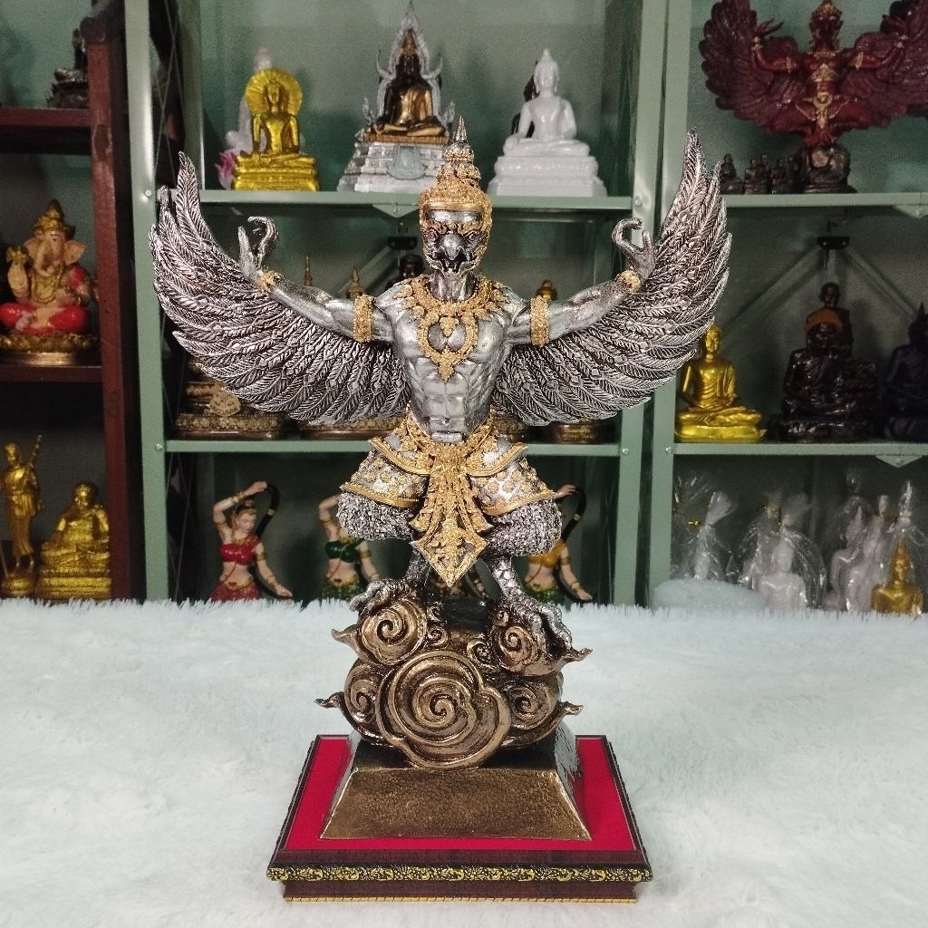 พญาครุฑเหนือดวงแร่เหล็กน้ำพี้แท้ สีเงิน