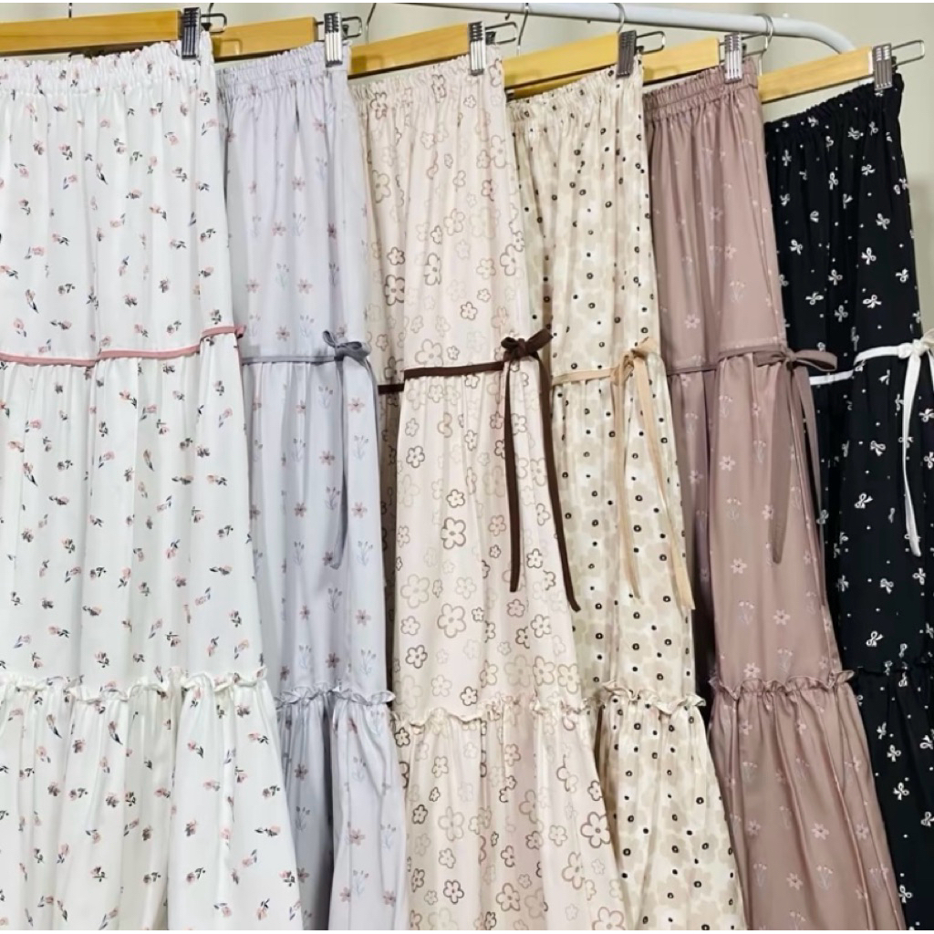กระโปรงลายดอก รุ่นสามชั้นผูกโบว์ข้าง เอวยางยืด ผ้านุ่ม ใส่สบาย