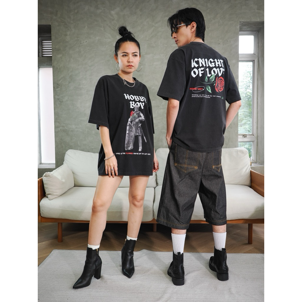 HOBBY BOY - KNIGHT OF LOVE (2 Colours) เสื้อ คอฟิต สีดำฟอก / สีดำเฟด