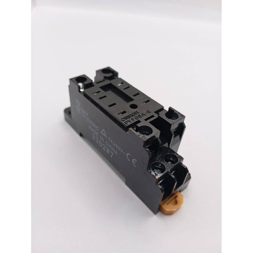 ซ็อกเก็ตรีเลย์ Omron รุ่น PYFZ-14-E และ OMRON PYF08A-E ซึ่งใช้สำหรับติดตั้งรีเลย์ไฟฟ้า