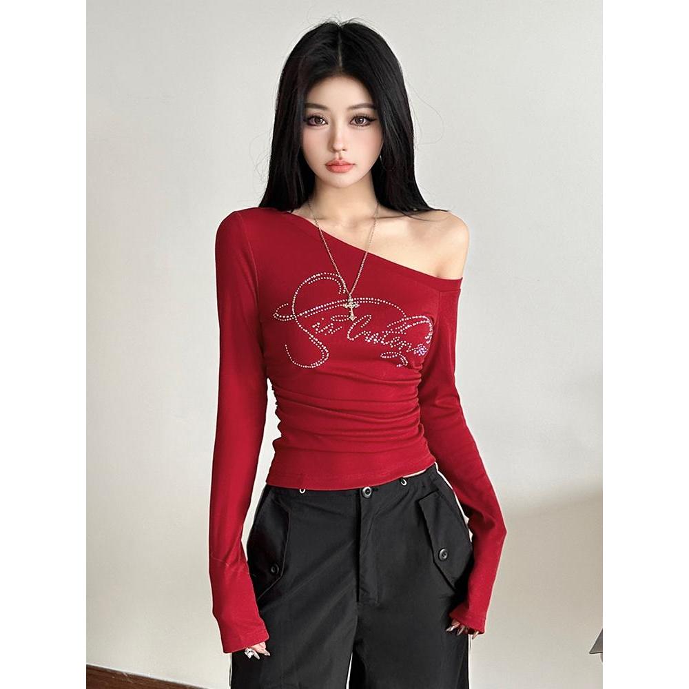 SPND【พร้อมส่ง】เสื้อแขนยาวปาดไหล่สดใส ดีไซส์เก๋ด้วยลายตัวอักษรวิบวับ มี2สี ดำ แดง (2773)