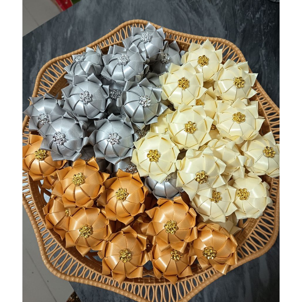 เหรียญโปรยทานดอกบัวบานเล็ก(ตัวเปล่า)สีทอง  สีเงิน  สีครีมและแบบคละสี 20ดอกและ30ดอก