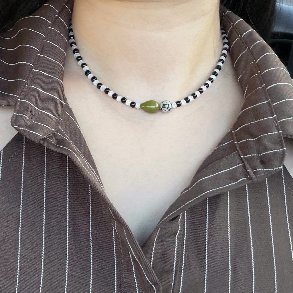 สร้อยลูกปัดแก้ว ขาวดำ จี้ olive (handmade) TongTa.store
