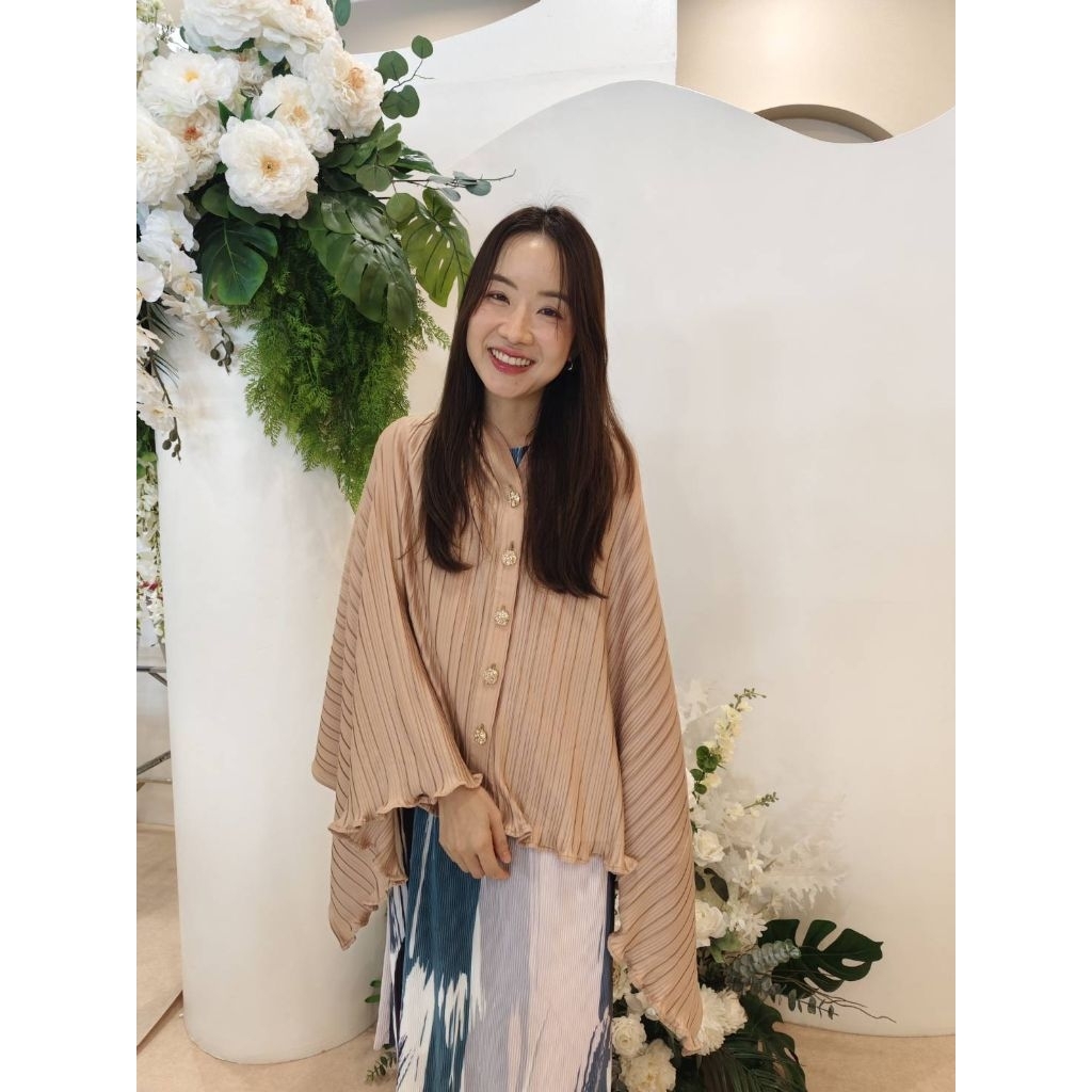 ผ้าคลุมให้นม รุ่น Doona Pleat ทำจากผ้าพลีทนิ่ม ติดกระดุมถอดออกได้ แถมเป็นผ้าห่มให้ลูกน้อยได้ เบาสบายไม่หนักไหล่