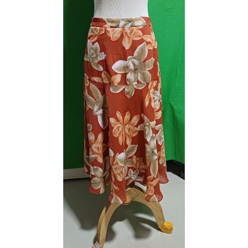 กระโปรงสีส้มลายดอกไม้ชายระบายผ้าชีฟองซิปหลังมีซับในเอว 33 สะโพก 42 ยาว 30 งานมือสอง j49