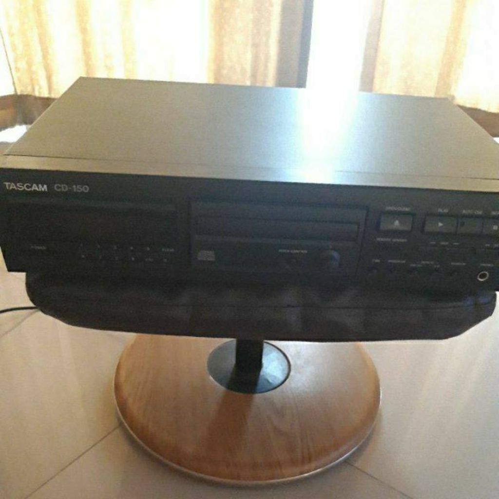เครื่องเล่นซีดี CD ยี่ห้อ TASCAM รุ่น CD-150 (ไฟเข้า แต่ไม่อ่านแผ่นครับ)