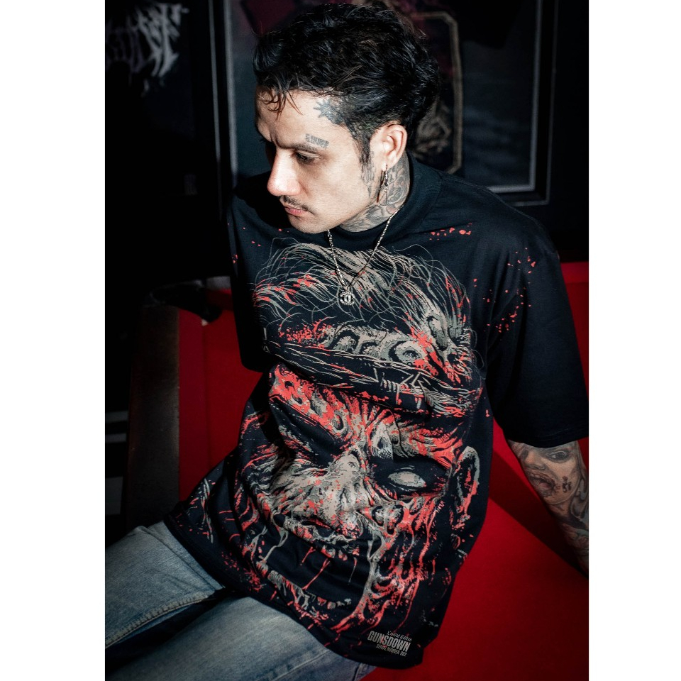 เสื้อยืดคอฟิตสีดำ GUNSDOWN® x DEADTHREAD