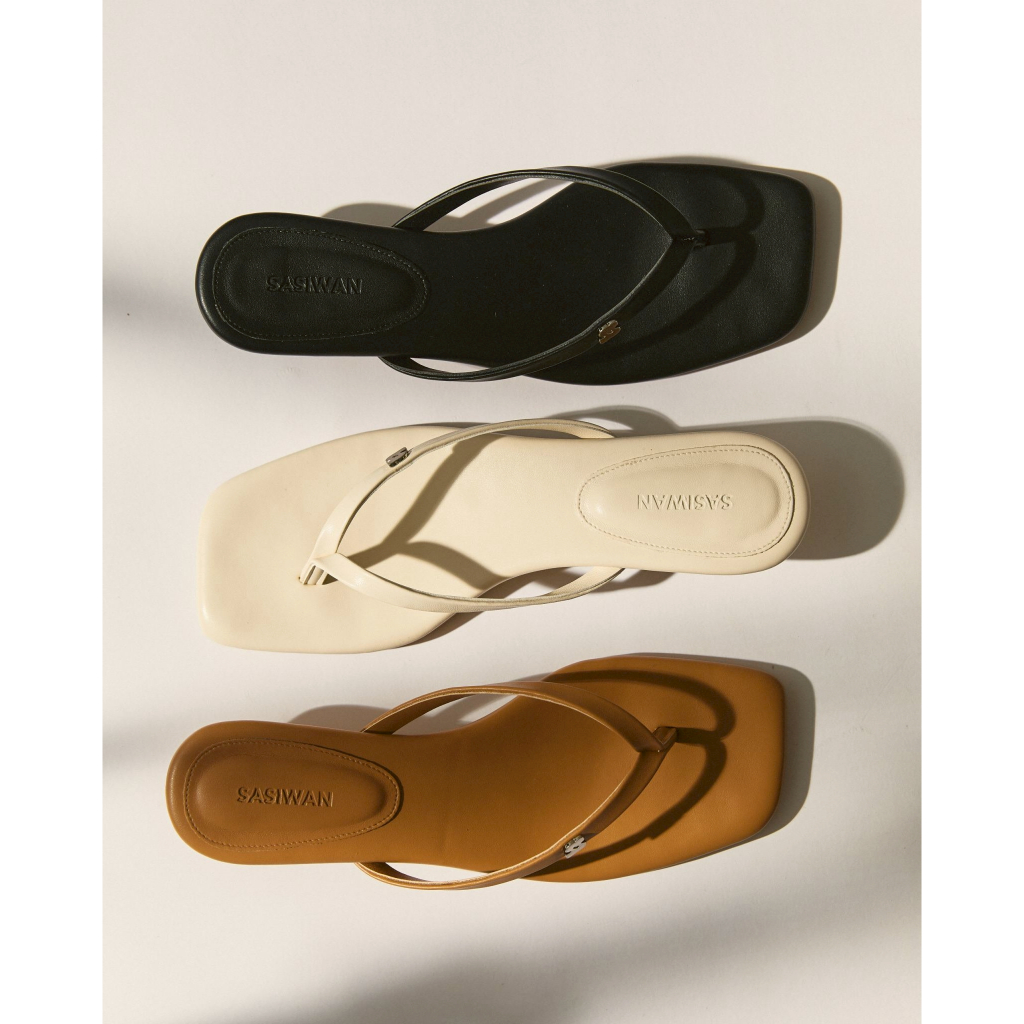 Beverly Heels - รองเท้าแตะคีบส้นเตี้ย สูง 1.5 นิ้ว แต่งโลโก้เงิน SS