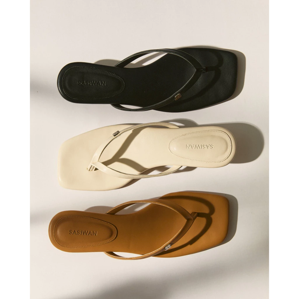 Beverly Heels - รองเท้าแตะคีบส้นเตี้ย สูง 1.5 นิ้ว แต่งโลโก้เงิน SS