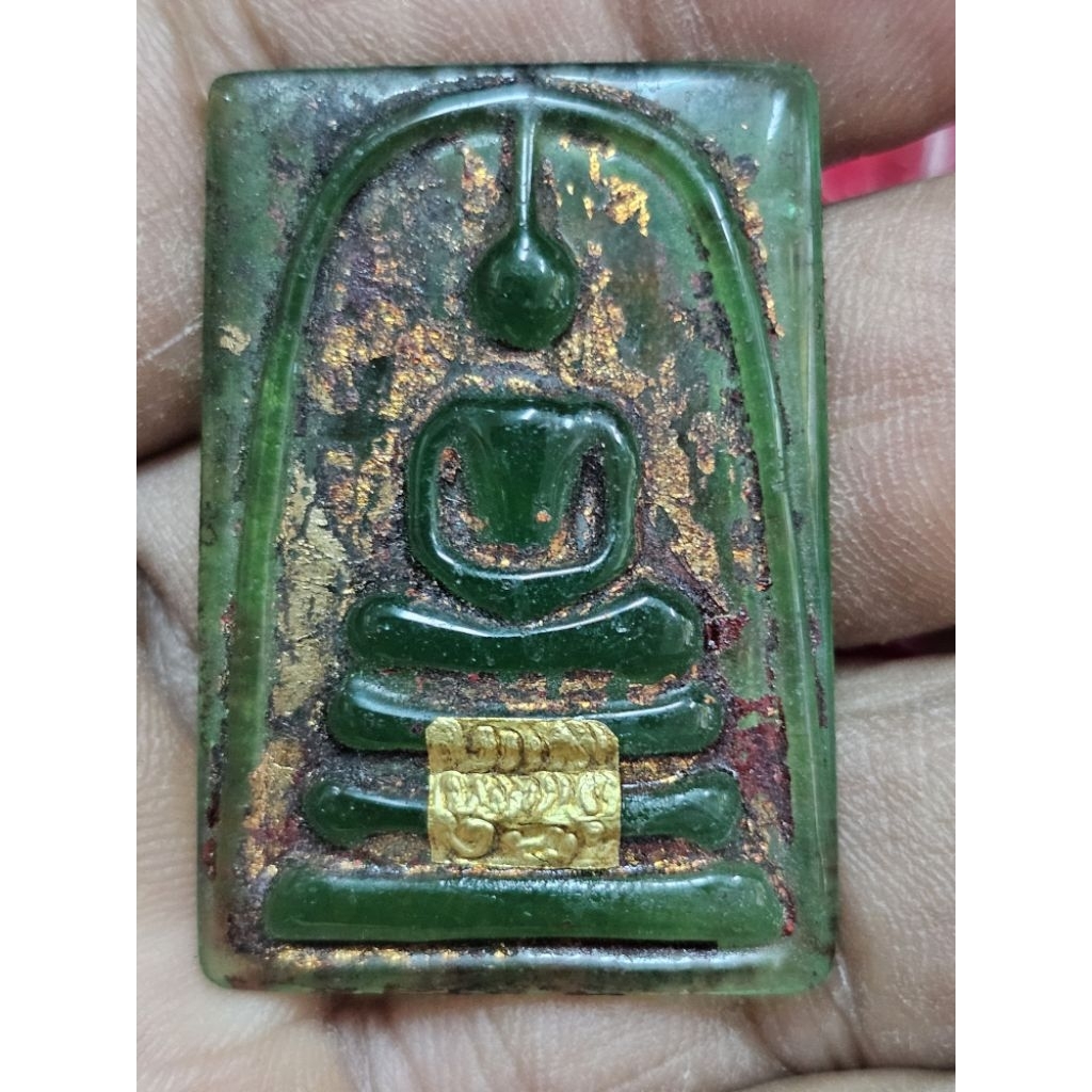 พระสมเด็จพิมพ์สองหน้าเนื้อหยกเขียว ของวัดพระแก้วกรุวังหน้า ด้านหน้าปิดแผ่นทองเขียนว่าขั้วโตปี 2411