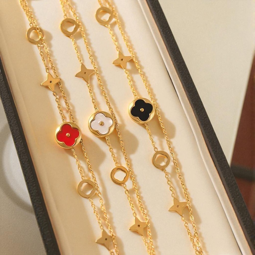 สร้อยข้อมือเหล็กไททาเนียม SSTEEL ความรู้สึกระดับไฮเอนด์ดีไซน์ดอกไม้สี่ใบนำโชค ไม่ซีดไม่จาง ไม่ลอกไม่