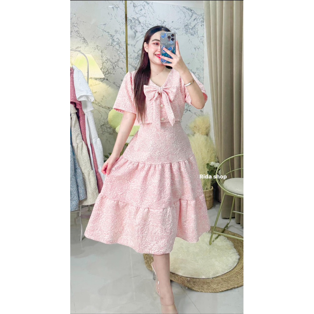SP SHOP🎀ลายใหม่ เดรสผ้าลักชูแต่งโบว์หน้ากระโปรง3ชั้น สวยหรูดูแพงมากจ้า i87