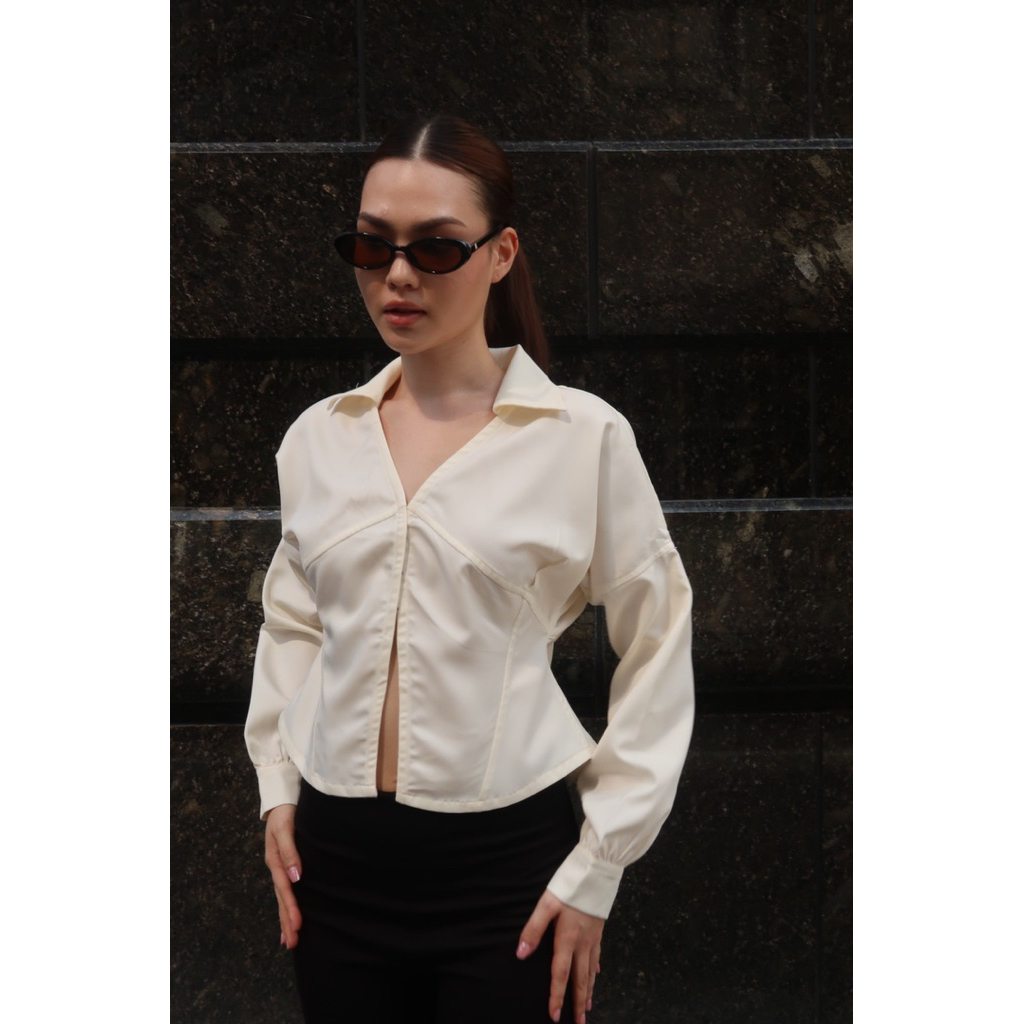 ARNIKA | เสื้อ เบลาซ์ รุ่น Charllotte เป็นเสื้อเบลาซ์แขนยาว คอปก เรียบหรู