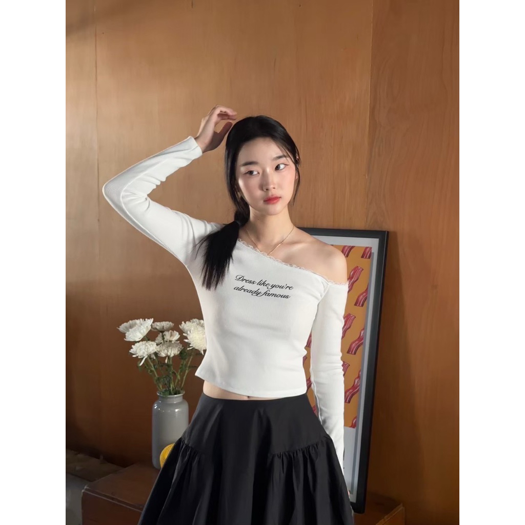 พร้อมส่งในไทย Croptop เสื้อผ้า แฟชั่นผู้หญิง BDBK- (เสื้อแขนยาวไหล่เบี่ยงแต่งขอบลูกไม้)