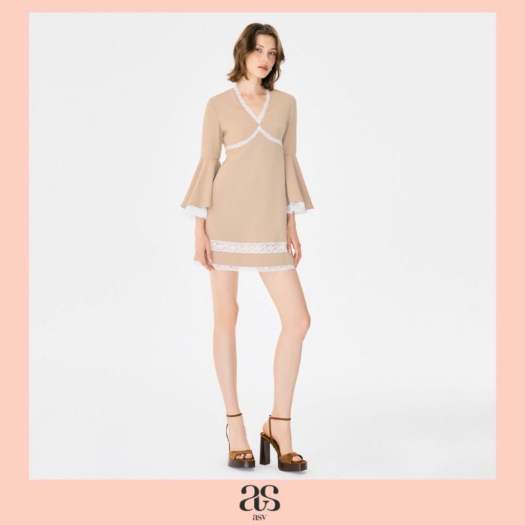 [asv aw25] Laura Mini Dress เดรสผู้หญิงทรงเอ คอวี แขนยาว ปลายแขนแต่งลูกไม้ แต่งแถบลูกไม้ กระโปรงตัดต่อผ้าลูกไม้ ซิปหลัง